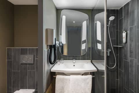 ibis Budapest Castle Hill — bathroom