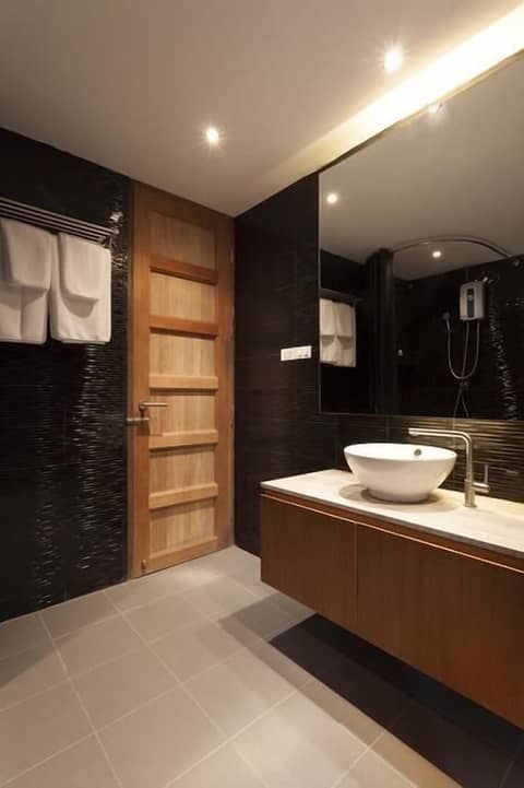 5ive Beach House Hotel — bathroom
