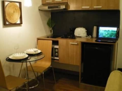 5ive Beach House Hotel — kitchen