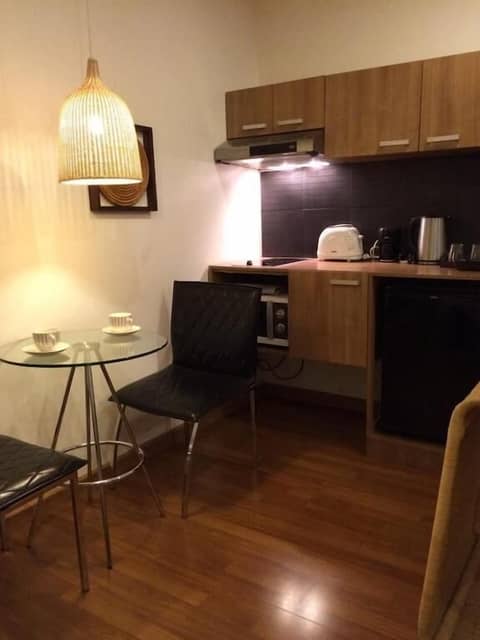 5ive Beach House Hotel — kitchen