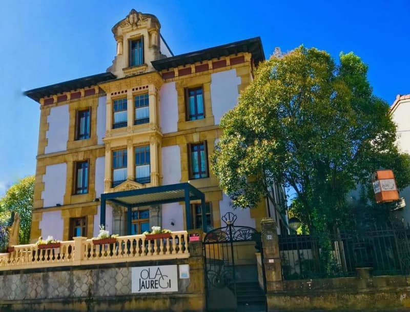 Hotel Olajauregi — building