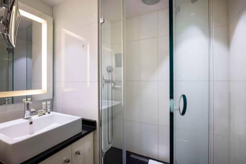 Best Western Plus Bretagne Montparnasse — bathroom