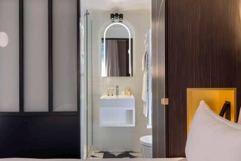 Best Western Plus Bretagne Montparnasse — bathroom