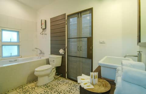 Tolani Southgate Villa Chiang Mai — bathroom