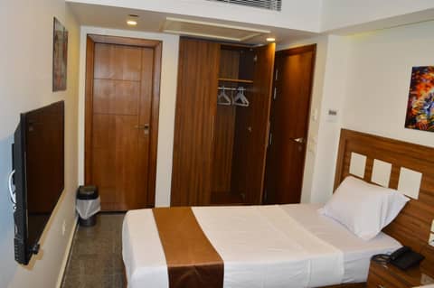 Royal Inn Residence — bedroom