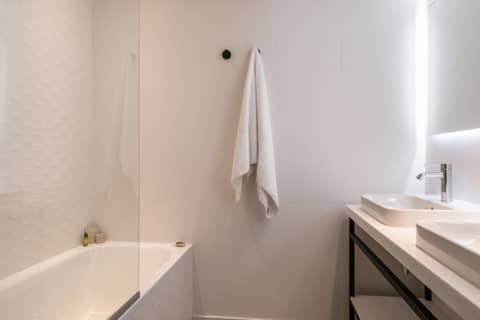 Leonardo Boutique Hotel Paris Opera — bathroom