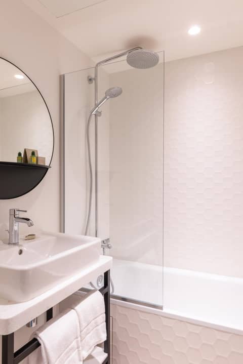 Leonardo Boutique Hotel Paris Opera — bathroom