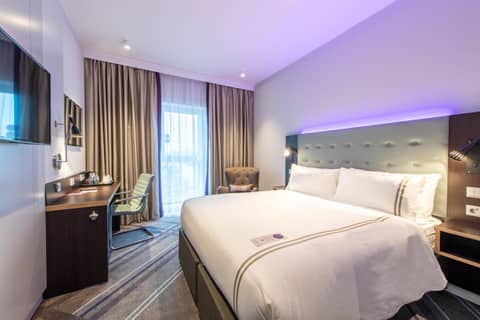 Premier Inn Hamburg St. Pauli — hotel room