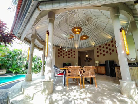 Seminyak Square Hotel And Villas — dining