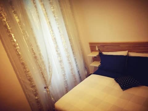 Bed & Breakfast Travellers — hotel room