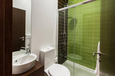 Lounge Inn Guest House — bathroom
