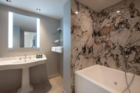 Hôtel Elysia by Inwood Hotels — bathroom