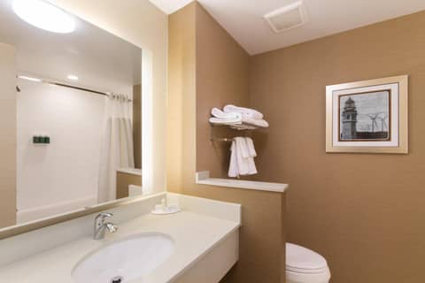 Fairfield Inn & Suites by Marriott Buffalo Amherst/University — bathroom