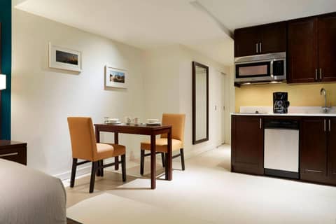 Residence Inn by Marriott Montréal Downtown — kitchen