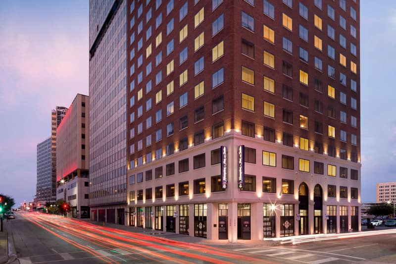 Hampton Inn & Suites Dallas Downtown — building