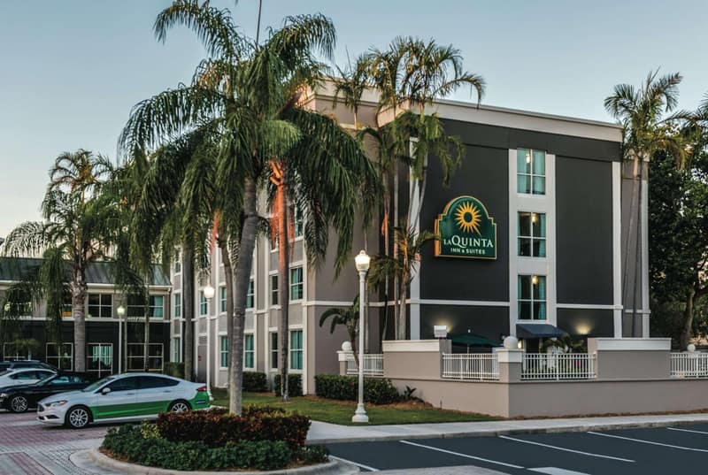 La Quinta by Wyndham Plantation at SW 6th St — building