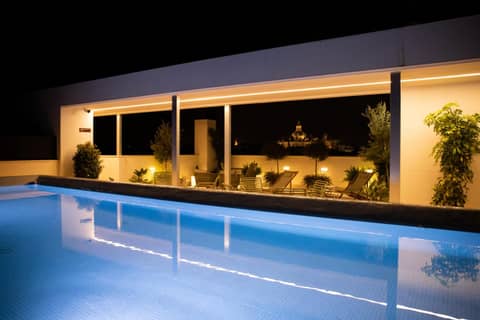 nQn Aparts & Suites Sevilla — recepcion & lobby
