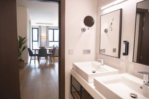 nQn Aparts & Suites Sevilla — bathroom