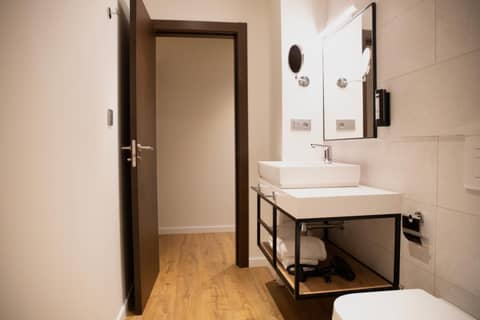 nQn Aparts & Suites Sevilla — bathroom