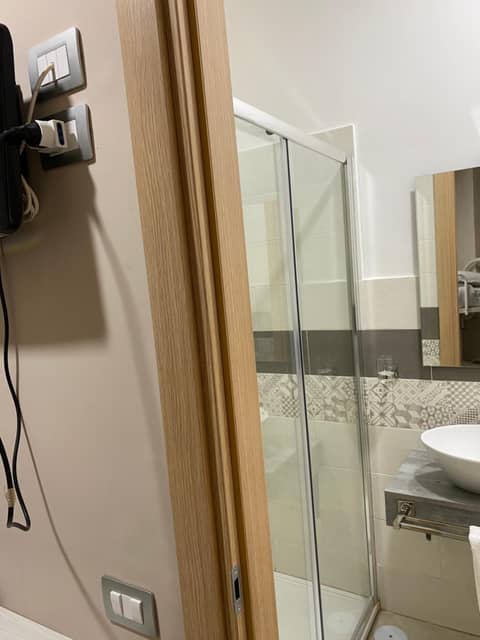 Hotel Poker — bathroom