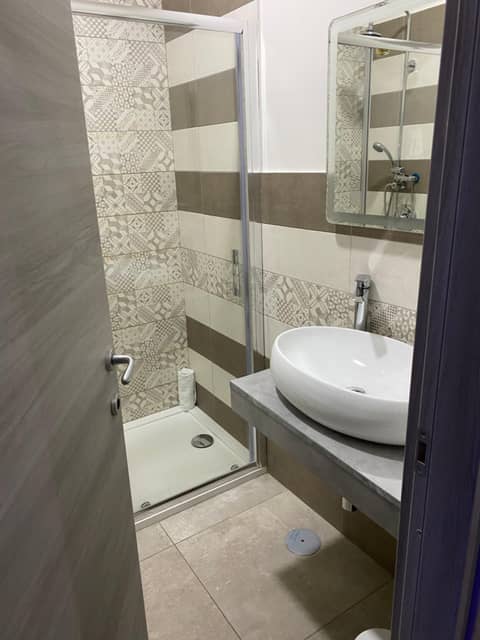 Hotel Poker — bathroom
