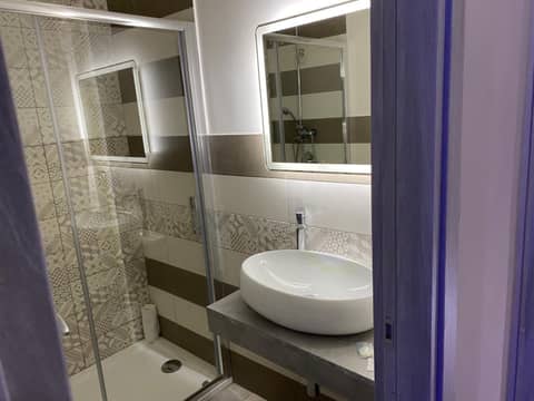 Hotel Poker — bathroom
