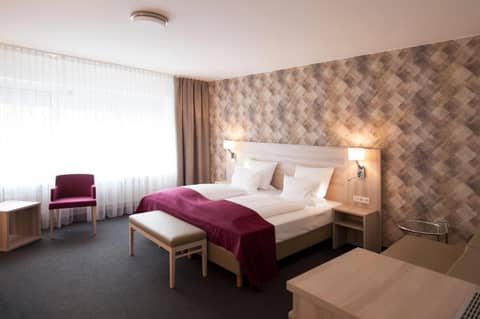 Hotel Senator München — hotel room