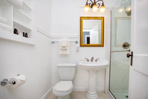 MarQueen Hotel - NEWLY RENOVATED — bathroom