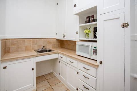 MarQueen Hotel - NEWLY RENOVATED — kitchen