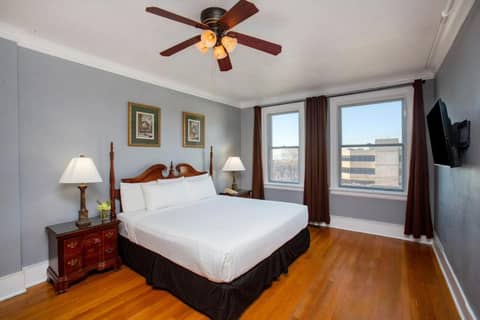 MarQueen Hotel - NEWLY RENOVATED — hotel room
