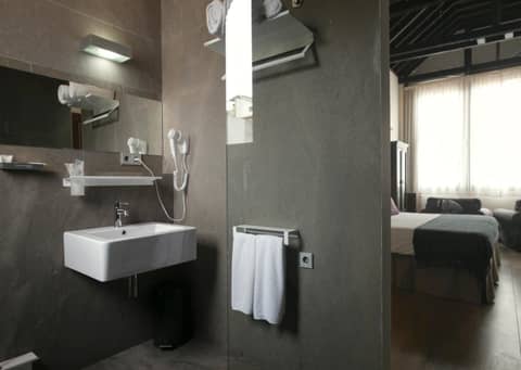 Shine Albayzín — bathroom