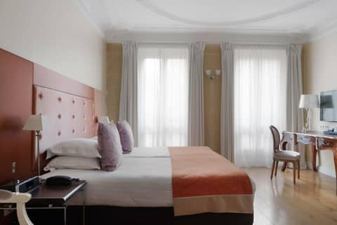 Le 123 Elysees - Astotel — hotel room