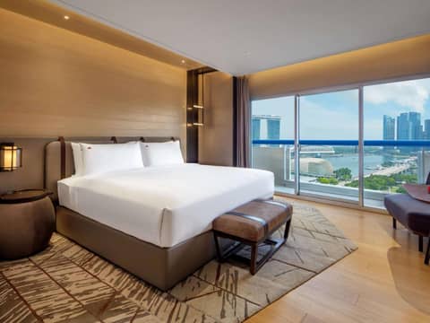 Swissotel The Stamford Singapore — hotel room