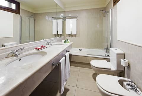 Marylanza Suites & Spa — bathroom