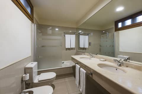 Marylanza Suites & Spa — bathroom