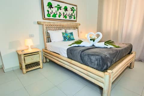 Classic Studio, 1 King Bed, Pool View — the supplier's photographs — photo 1