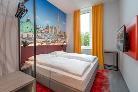 Campanile Vienna South — hotel room