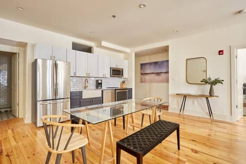 The Louie Hotel New Orleans, Belvilla District 6 Formerly Sonder — living area & kitchen