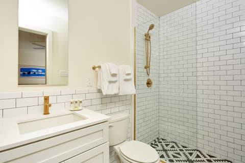 The Louie Hotel New Orleans, Belvilla District 6 Formerly Sonder — bathroom