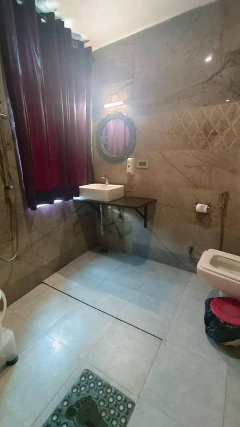 Maya Hotel & Restaurant — bathroom