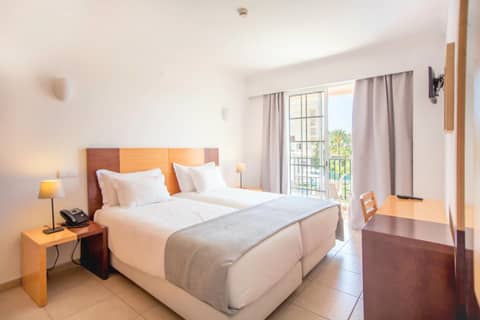Aquamar Albufeira Aparthotel — hotel room