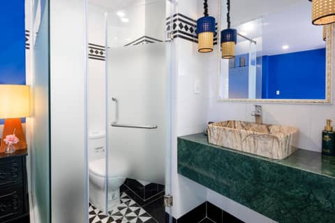 Heritage Boutique Sierra Legend — bathroom