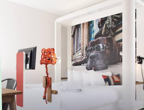 The Corner London City — hotel room