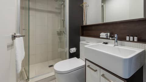Oaks Melbourne Southbank Suites — bathroom
