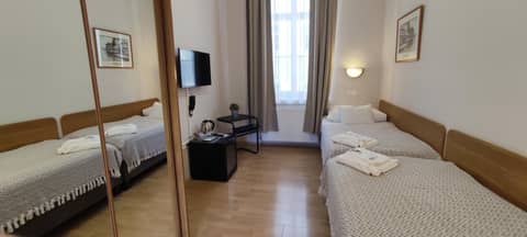 Budapest Csaszar Hotel — hotel room