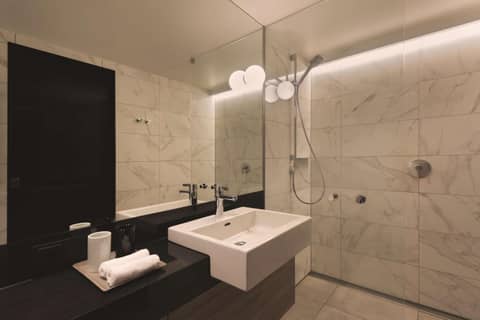 Adina Apartment Hotel Hamburg Speicherstadt — bathroom