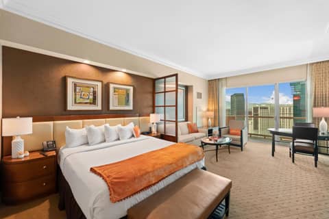 Lucky Gem Penthouse & Luxury Suites at MGM Signature Resort Balcony Strip View 1607 — hotel room