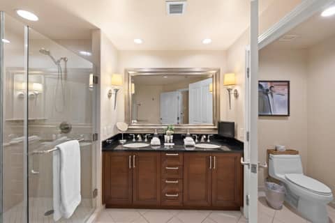 Lucky Gem Penthouse & Luxury Suites at MGM Signature Resort Balcony Strip View 1607 — bathroom