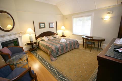 Darcy's Hotel — hotel room