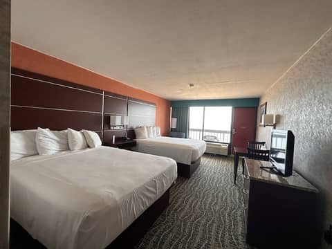 Breakers Resort Inn — hotel room
